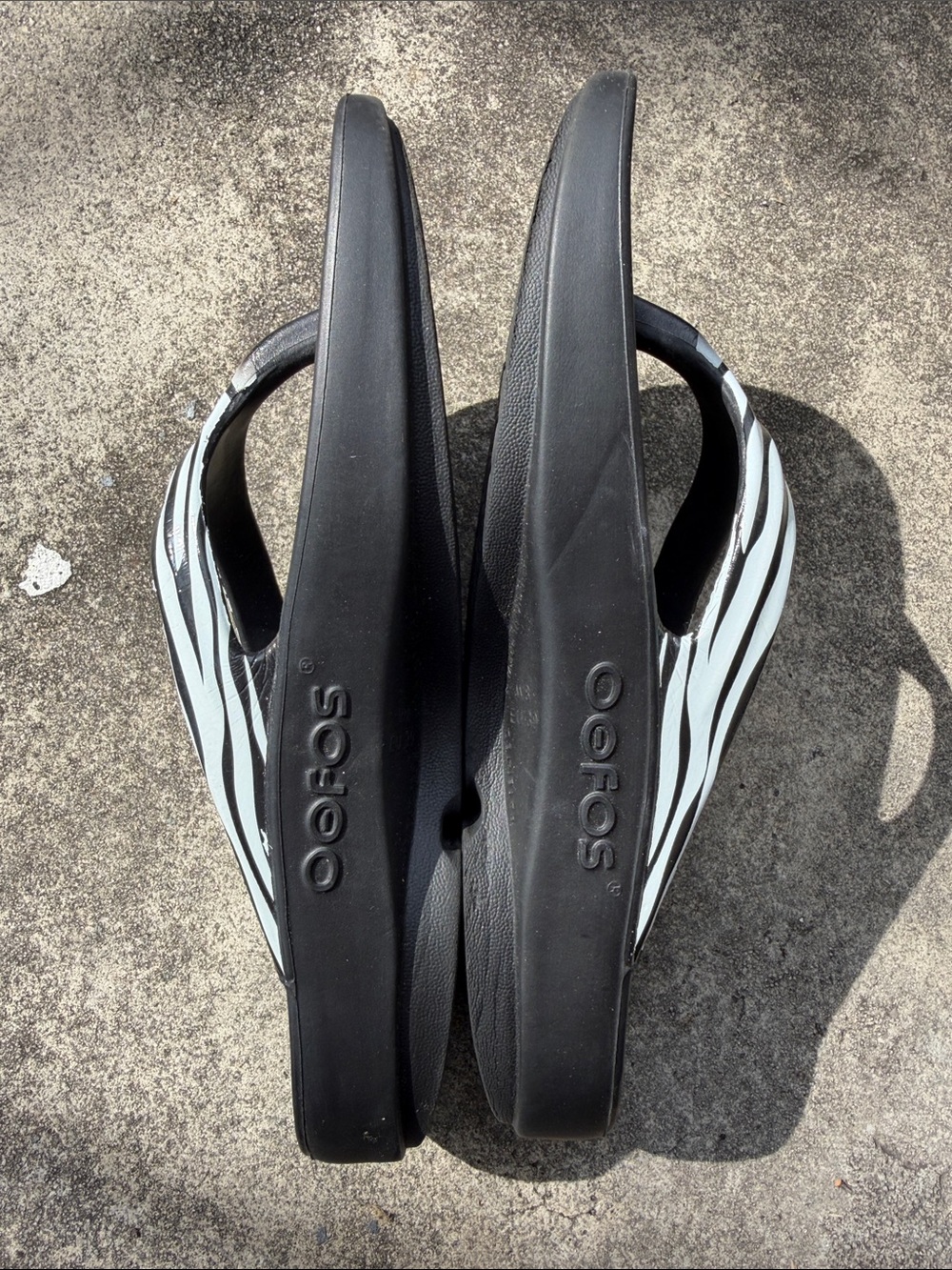 OOFOS OOlala Limited Edition Zebra Recovery Sandals - Picture 3 of 5